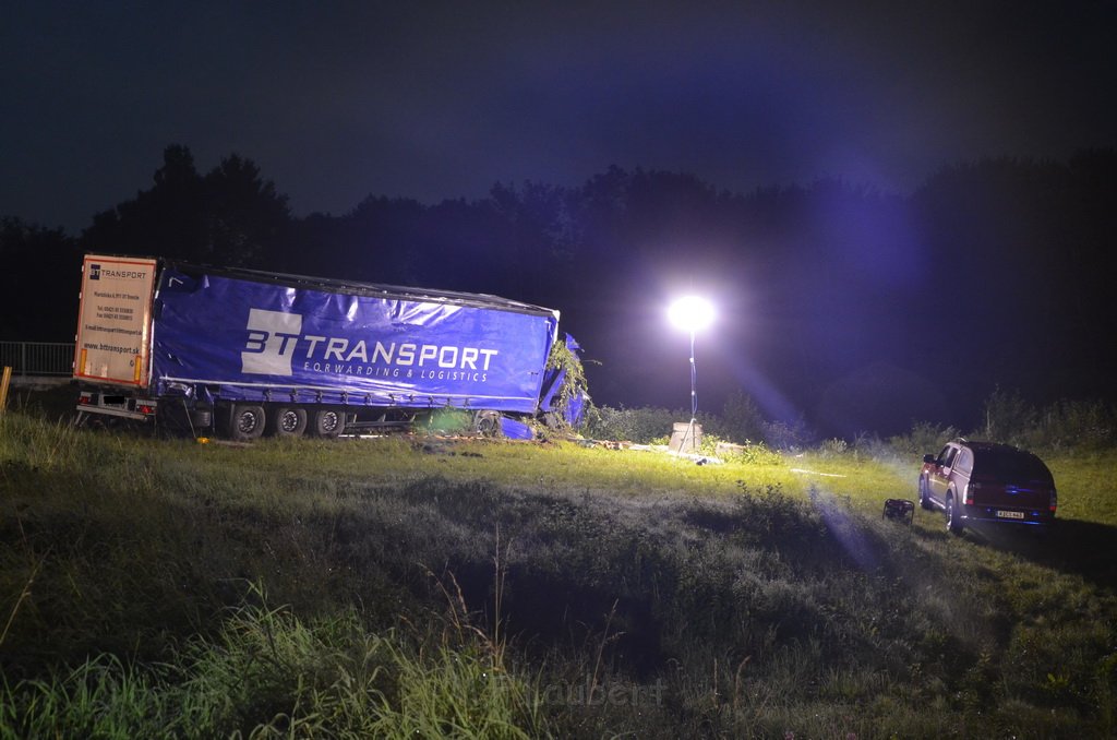 VU LKW umgestuerzt Feldkassel Industriestr Robert Boschstr P216.JPG